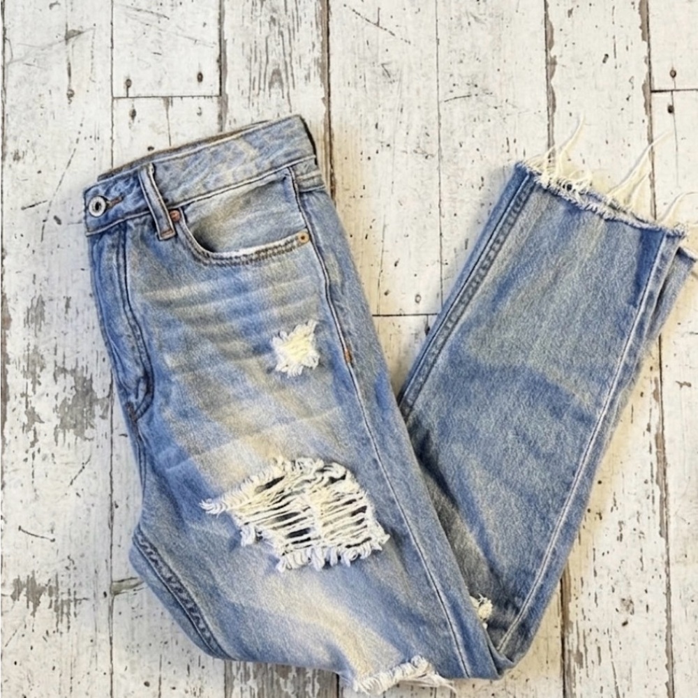 Women’s Straight Leg Distressed Jeans in Light Blue